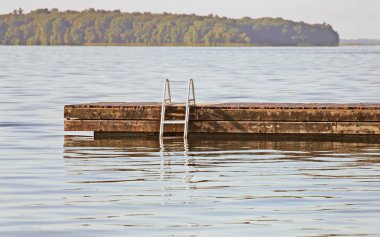 Parlak mor yay ile parlak renkli hediye paketi