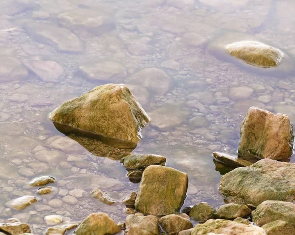 Moosbewachsene Felsen Flachen Wasser See — Stockfoto