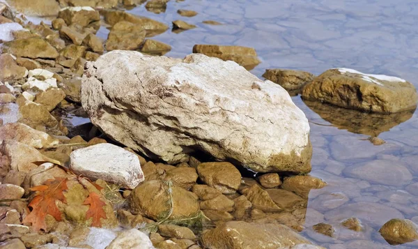 Büyük Kayalar Taşlar Gölü Kıyı Boyunca Sığ Sularda — Stok fotoğraf