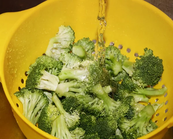 Čerstvě Řezaný Organický Brokolice Žlutém Kolandě Opláchne Vodou Royalty Free Stock Obrázky