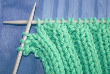 Bir çift örgü iğnesi üzerine örme dikişler