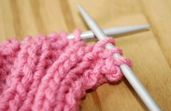 柔らかい焦点の編み針のペアの編みステッチ — ストック写真