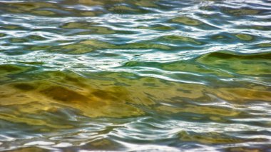 Yeşil mavi ve altın güzel dalgalanan göl suları