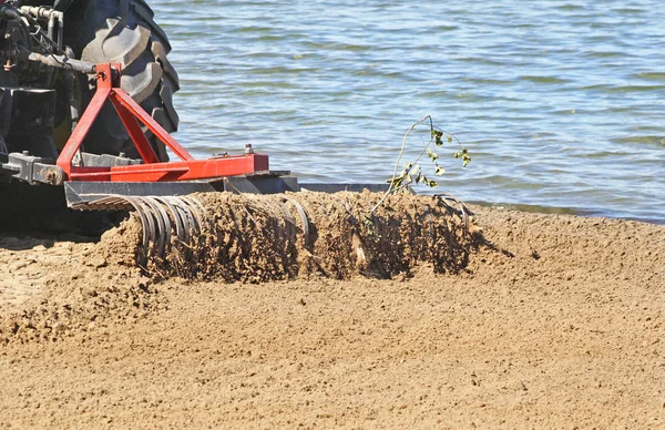 Traktor Mit Großer Metallharke Einem Öffentlichen Strand Frühen Morgen Zum Stockbild