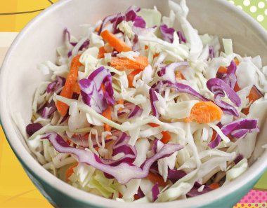 Taze doğranmış yeşil ve kırmızı lahana ve havuç Coleslaw 