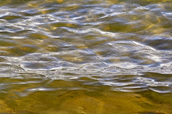 美丽的湖水 水面上有柔和的波纹 — 图库照片