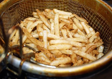 Kızarmış patatesler kızartma sepetinde yenmeye hazır. 