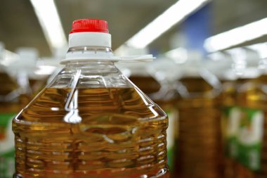 Yağ şişeleri süpermarkette, seçici odak pişirme yakın.