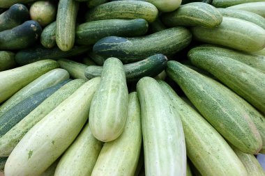 Taze organik salatalık piyasaya, seçici odak yığılmış.