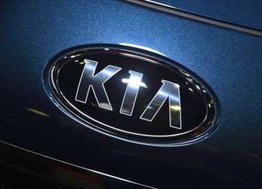 Singapur - 24 Aralık 2018: Kia araba ticari amblemi ve marka logosu. Modern ve yüksek teknoloji araba Güney Kore ünlü otomobil üretimi tarafından inşa.