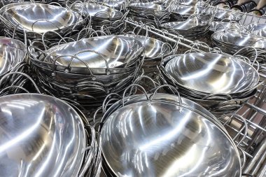 Gümüş wok pot arka plan. seçici odak. 