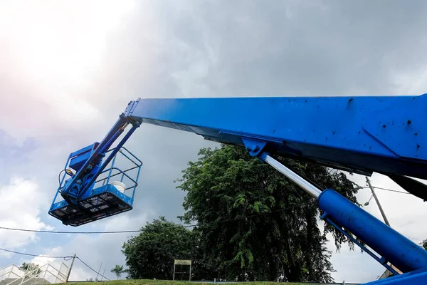 Primo Piano Del Cestino Sollevamento Del Boom Industriale Contro Cielo — Foto Stock