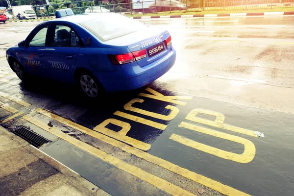 新加坡哈提卜 2018年6月1日 一辆蓝色舒适出租车在新加坡哈提卜接送处路边等候乘客 新加坡有超过 5万辆汽车参与运送乘客 出租车是一种重要而受欢迎的公共交通形式 — 图库照片