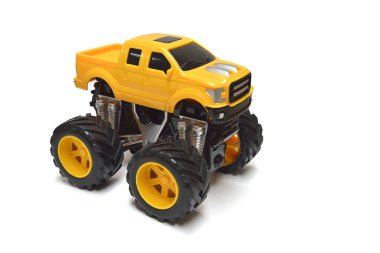 Araba oyuncağı beyaz arkaplanda izole edilmiş, seçici odaklanma. 