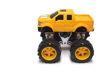 Araba oyuncağı beyaz arkaplanda izole edilmiş, seçici odaklanma. 