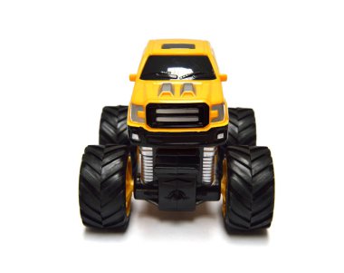 Araba oyuncağı beyaz arkaplanda izole edilmiş, seçici odaklanma. 