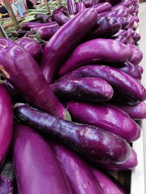 Bir çiftçi pazarında Organik Patlıcan, seçici odak. 