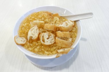 Şeker ile haşlanmış soya fasulyesi yapılan Çin tatlısı ve kızarmış börek. 