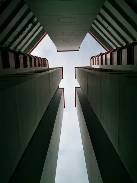 Vista Inferior Del Edificio Moderno Vista Bajo Ángulo Los Rascacielos — Foto de Stock