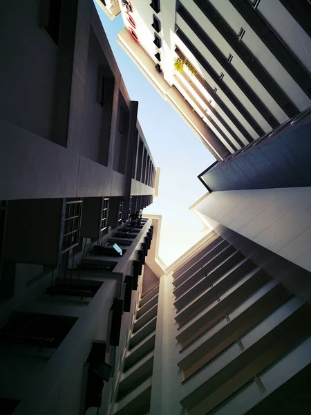 Vista Inferior Del Edificio Moderno Vista Bajo Ángulo Los Rascacielos — Foto de Stock