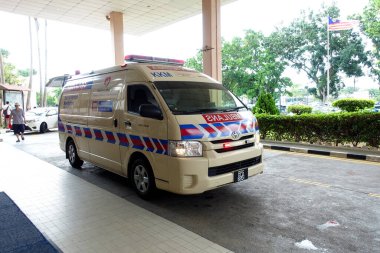 JOHOR BAHRU, MALAYSIA - 30 Eylül 2018: Johor Bahru, Johor, Malezya 'da bir sağlık ambulansı beklemede ve hastanenin önüne park ediyor. 