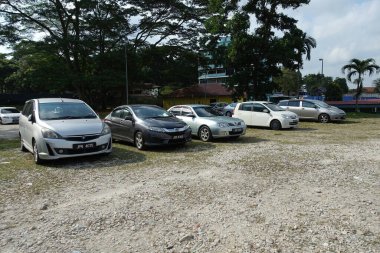 JOHOR BAHRU, JOHOR, MALAYSIA - 30 Eylül 2018: Johor Bahru City, Johor, Malezya 'daki açık hava otoparkı.