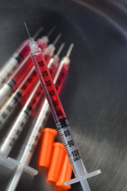 Enjeksiyon iğnesini kapat (iğne), seçici odak.