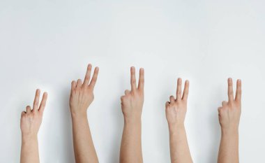 Eller yukarı. Genişletilmiş el bildirilmektedir. Konuşmak için kendini ifade etmek için istekli kavramı. Hava ver. Ellerini kaldırdı. Karakter bir cevap raporları.