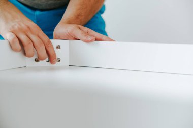 Kendinden montajlı mobilya. Adam ahşap bir mobilya parçası toplanır. Bunu kendiniz evde, DIY. Adam vida açı berbat ettim. Tesisatçı'nın çalışmalarının bir önizleme.