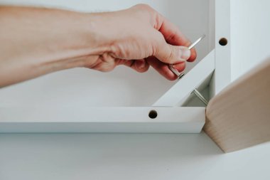 Kendinden montajlı mobilya. Adam ahşap bir mobilya parçası toplanır. Bunu kendiniz evde, DIY. Adam ahşap öğelerinin allen kullanılarak toplanır. Tesisatçısı çalışma.