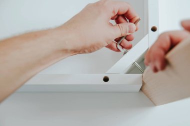 Kendinden montajlı mobilya. Adam ahşap bir mobilya parçası toplanır. Bunu kendiniz evde, DIY. Adam ahşap öğelerinin allen kullanılarak toplanır. Tesisatçısı çalışma.