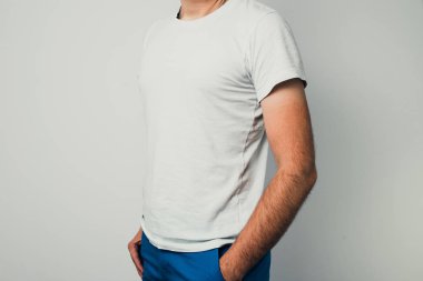 Gömlek tasarım, gencin izole boş beyaz tshirt yan görünümünde yakın. Şablon tasarım yazdırma için alay et. Beyaz bir T-shirt bir erkekte yan görünüm.