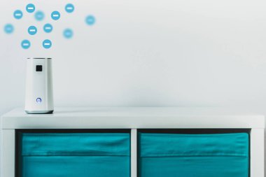 Beyaz bir arka plan üzerinde beyaz bir raf üzerinde Ionizer duruyor. Hava Temizleme işlemi, negatif iyonların emisyon havaya sakinleri, çalışanların ofis konforu için bakım sırasında.