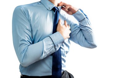 İşadamı kalp krizi varken onun kalbini elinde tutmak. Tıp, sağlık ve sağlık gıda kavramı. İzole, beyaz arka plan.