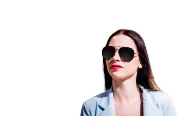 Beyaz arka plan üzerinde izole kadın moda bakmak. Güzel ve çekici kadın odaklı bir poz önde görünüyor. 