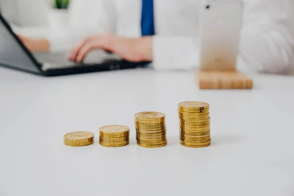 Gouden Munten Tafel Zijn Gouden Munten Een Witte Tafel Achtergrond — Stockfoto