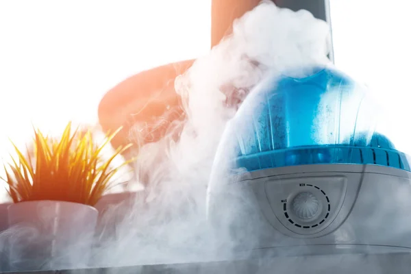 Humidificador Aire Durante Trabajo Humidificador Blanco Humedece Aire Seco Mejorar — Foto de Stock