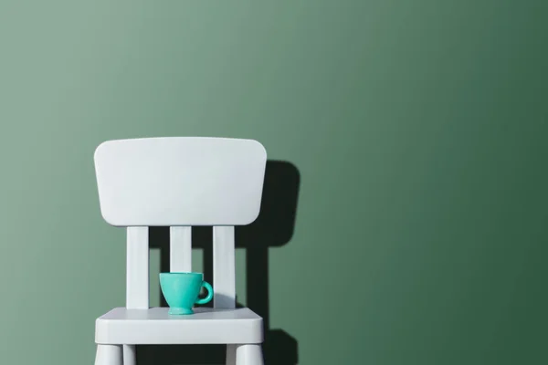 蓝色柔和的椅子在柔和的背景 柔和的颜色 椅子上的绿色粉笔杯 蓝色的婴儿椅 候车室的概念 生活方式 — 图库照片