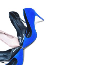 İzole beyaz zemin üzerine üstten görünüm yüksek topuklu ayakkabı. Moda kavramı, podyum. Online mağaza, moda mağazası, ayakkabı satışı. Yüksek topuk yan yana yatıyor. Yakın çekim. Kadın ayakkabı.