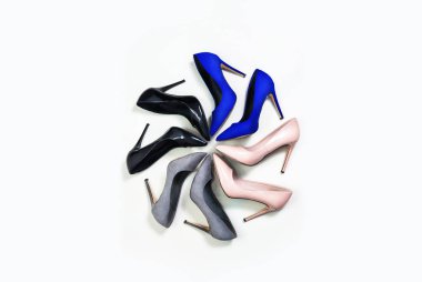 Yüksek topuklu ayakkabılar. Yüksek topuklu izole beyaz arka plan farklı renklerin en iyi görünümü. Yüksek topuklu Herkesdaire oluşturacak şekilde düzenlenmiştir. Mat ve parlak yüksek topuklar. Moda ve güzellik kavramı. Kadın ayakkabı.