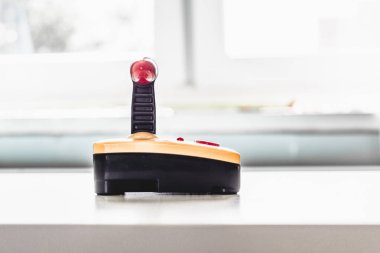 Yan görünümü açma/kapatma düğmesi. Kırmızı saplı kolu denetleyicisi. Kavramı bir fikir, proje, Başlat başlatma.