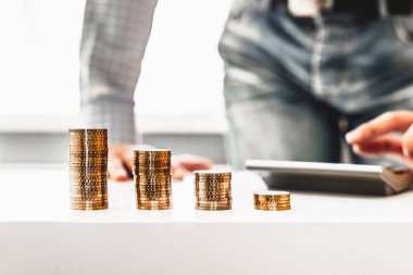 Masada altın sikke barlarda düzenlenmiş yalan. Adam hesaplar, sayar, denetler, vergi ödeme bir iş planı oluşturur. Kar, kayıp hesaplama sayma. Finansal büyüme, iflas.