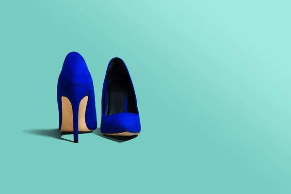 Chaussures Talons Hauts Bleus Sur Fond Vert Pastel Isolé Concept — Photo