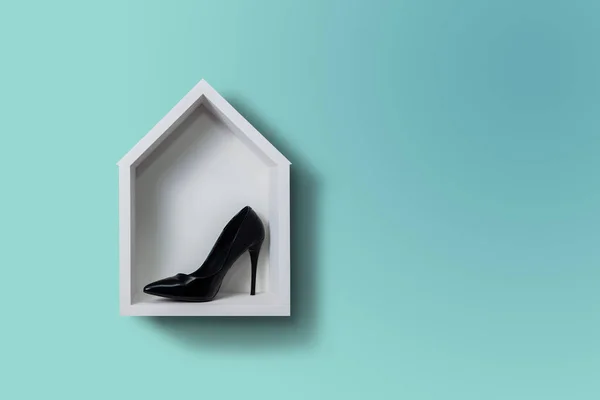 Tumit Tinggi Sepatu Terletak Rumah Putih Tergantung Dinding Konsep Fashion — Stok Foto