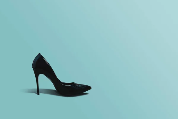 高跟鞋 黑色高跟鞋上的绿松石 蓝色柔和的背景 时尚的概念 猫步道 网上商店 时装店 鞋类女鞋 几双不同的鞋 — 图库照片