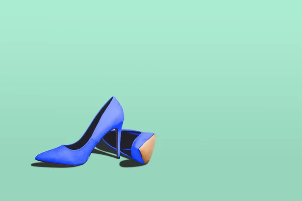 Blaue High Heels Isoliert Auf Hellgrünem Pastellgrund Modekonzept Laufsteg Ein — Stockfoto