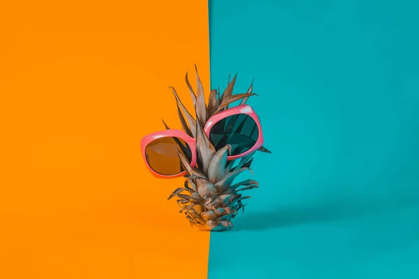 Ananas Okulary Przeciwsłoneczne Lato Jest Koncepcja Najbliższych Minimalistycznym Stylu Minimalistycznym — Zdjęcie stockowe