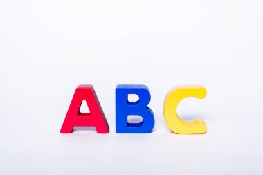 ABC harfleri izole bir beyaz arka plan üzerinde farklı renklerde. Tahta, renkli, çocuk mektupları. Okumak ve yazmak öğrenme kavramı.
