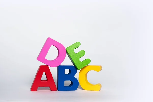 在一个孤立的白色背景上使用不同颜色的字母 五颜六色 儿童的信 学习读和写的概念 — 图库照片