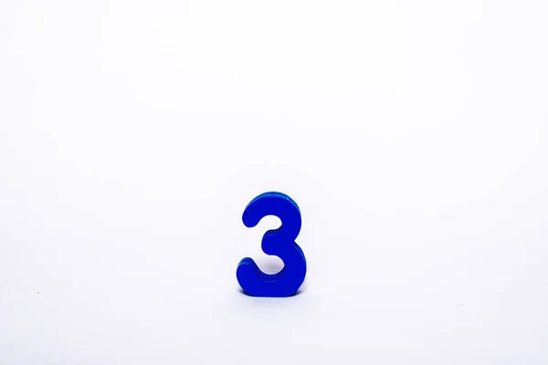 Dígito Azul Isolado Num Fundo Branco Número Madeira Fundo Branco — Fotografia de Stock
